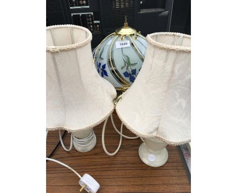 A PAIR OF WHITE TABLE LAMPS WITH A FURTHER BRASS TABLE LAMP WITH GLASS SHADE 