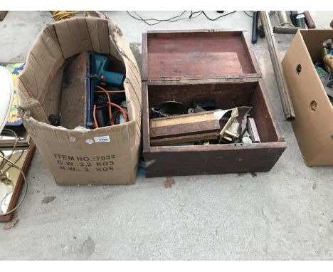 A VINTAGE WOODEN BOX CONTAINING HAND TOOLS AND A FURTHER ASSORTMENT OF POWER TOOLS TO INCLUDE SANDER ETC 