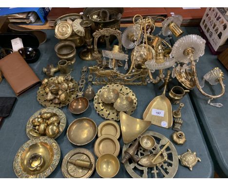 A LARGE QUANTITY OF BRASS WARE TO INCLUDE WALL MOUNTED LIGHT FITTINGS ETC 