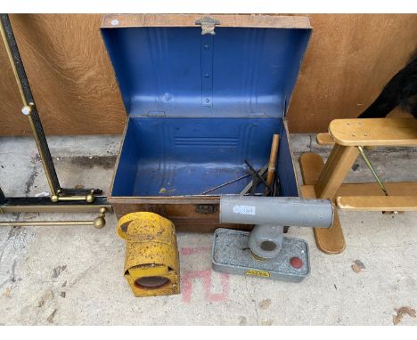 A VINTAGE METAL TOOL TRUNK TO ALSO INCLUDE A VINTAGE LAMP AND A VINTAGE OIL LAMP 