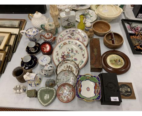 A LARGE ASSORTMENT OF TREEN AND CERAMIC WARE TO INCLUDE A COALPORT TEAPOT, A JASPER WARE DISH AND A LILLIPUT LANE HOUSE ETC 