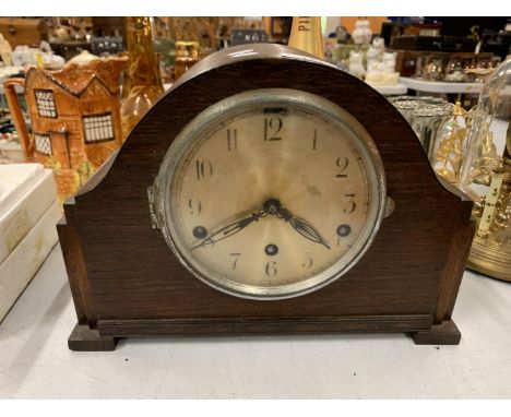 A WESTMINSTER CHIMING WOODEN MANTEL CLOCK 