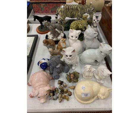 AN ASSORTMENT OF CERAMIC ANIMAL FIGURES TO INCLUDE A BLUE AND WHITE FROG, A LARGE TIGER AND CUB AND A PAIR OF FOXES ON A WOOD