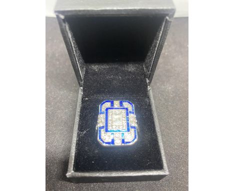 A LARGE SQUARE ART DECO STYLE DRESS RING SIZE N WEIGHT 13.29 GRAMS IN A PRESENTATION BOX 