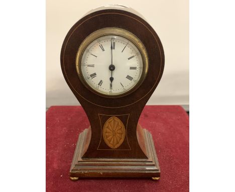 A SMALL MANTEL CLOCK WITH INLAY AND BRASS DETAIL, HEIGHT 18CM 