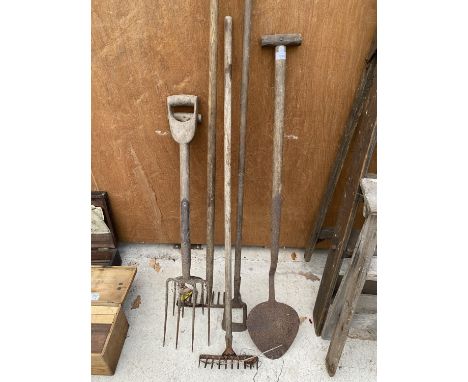 AN ASSORTMENT OF VINTAGE TOOLS TO INCLUDE TWO RAKES AND TWO FORKS ETC 