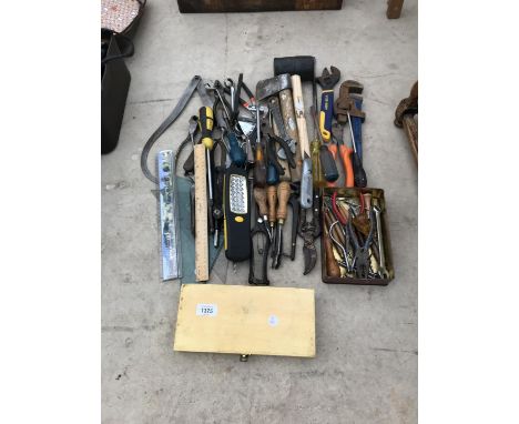 AN ASSORTMENT OF HAND TOOLS TO INCLUDE PLIERS AND SPANNERS ETC 