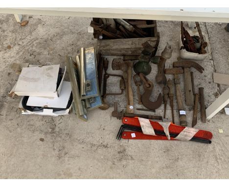 A LARGE ASSORTMENT OF VINTAGE HAND TOOLS TO INCLUDE A METAL HOOK AND LOFT FIXING KITS ETC 