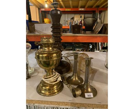 A SELECTION OF BRASS ITEMS TO INCLUDE A CONVERTED OIL LAMP, AN UNUSAUL WOODEN TABLE LAMP BASE (53 CM) AND A MARBLED MILK GLAS