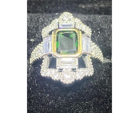 A GREEN KITE ART DECO STYLE DRESS RING SIZE L WEIGHT 4.51 GRAMS IN A PRESENTATION BOX 