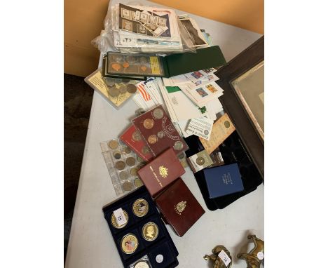 AN ASSORTMENT OF VINTAGE POSTCARDS, COLLECTORS COINS AND FIRST DAY COVERS 