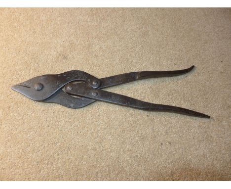 A PAIR OF EARLY 20TH CENTURY BRITISH ARMY WIRE CUTTERS, LENGTH 36CM 