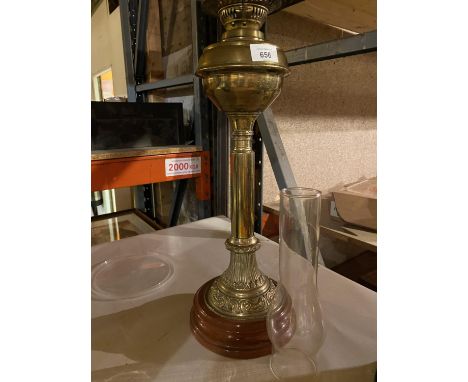 A LARGE BRASS OIL LAMP WITH GLASS FUNNEL (HEIGHT APPROXIMATELY 76 CM) 