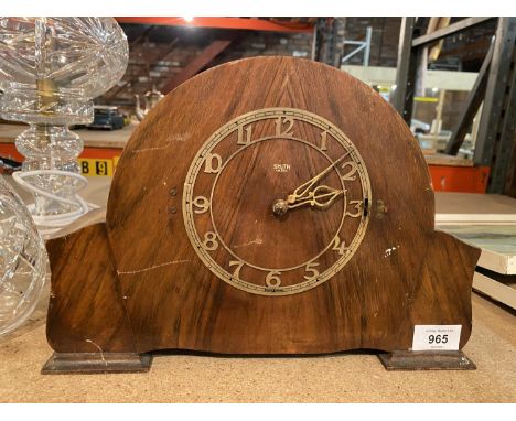 A WOODEN MANTEL CLOCK (A/F) 