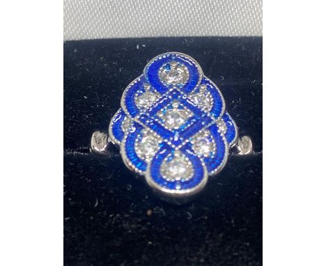 A BLUE KITE ART DECO STYLE DRESS RING SIZE WEIGHT 6.32 GRAMS IN A PRESENTATION BOX 