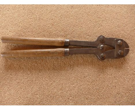 A PAIR OF BRITISH ARMY WIRE CUTTERS 