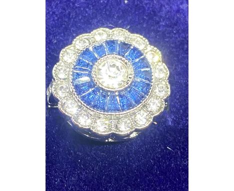 A BLUE DAISY FLOWER SOLITAIRE DRESS RING SIZE K WEIGHT 6.92 GRAMS 