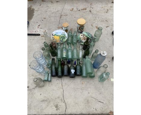 AN ASSORTMENT OF CERAMIC AND GLASS WARE TO INCLUDE A QUANTITY OF GREEN GLASS BOTTLES 