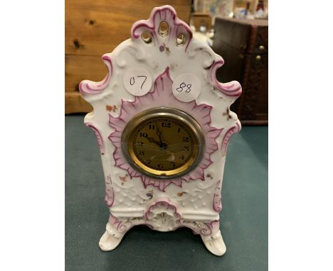 A DECORATIVE CERAMIC MANTEL CLOCK 