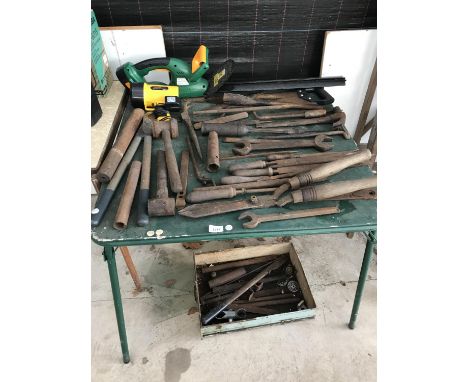A LARGE ASSORTMENT OF VINTAGE HAND TOOLS TO INCLUDE A BATTERY POWERED HEDGE CUTTER ETC 