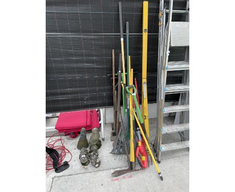 VARIOUS GARDEN HAND TOOLS 