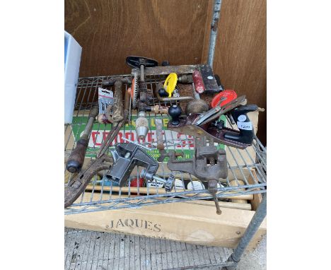 AN ASSORTMENT OF VINTAGE WOOD WORKING TOOLS TO INCLUDE WOOD PLANE, VICES AND DRILLS ETC 