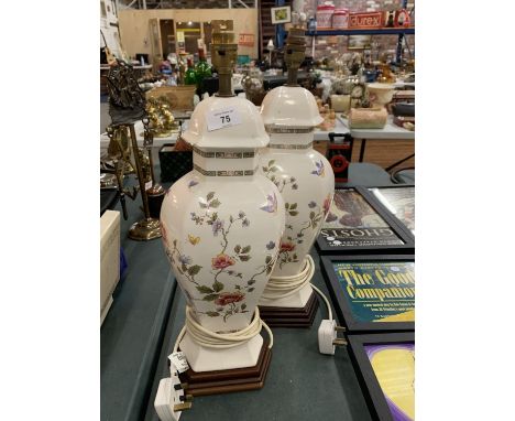 A PAIR OF DECORATIVE CERAMIC TABLE LAMPS WITH A FLORAL DESIGN 