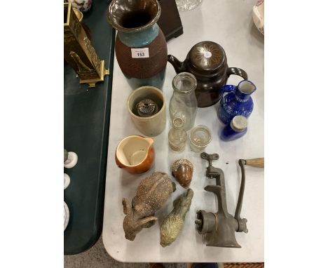 AN ASSORTMENT OF STONEWARE AND CERAMIC ITEMS TO INCLUDE A ROYAL DOULTON TEAPOT ETC 