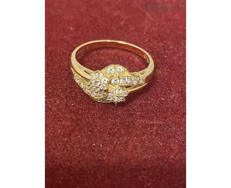 AN ORNATE 14 CARAT GOLD RING WITH CLEAR STONE POSSIBLY DIAMOND CHIPS 