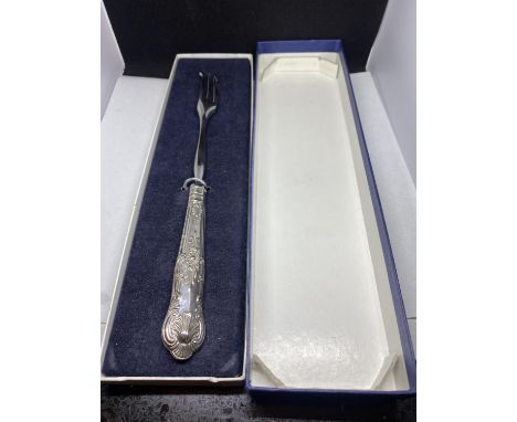 A SILVER HANDLED PICKLE FORK HALLMARKED SHEFFIELD WITH PRESENTATION BOX 