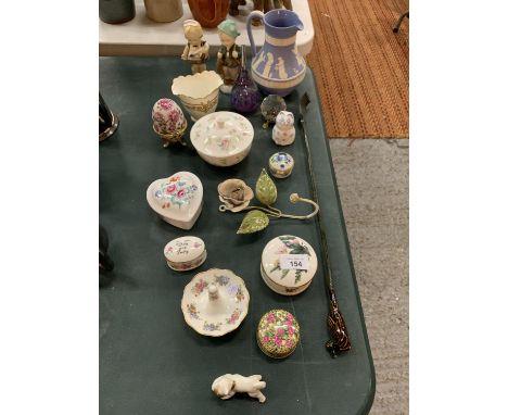 A QUANTITY OF CHINA TRINKET BOXES TO INCLUDE WEDGWOOD AND SPODE AND OTHER DECORATIVE ITEMS 