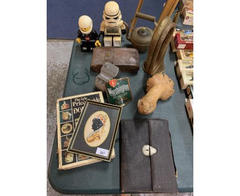 AN ECLECTIC ASSORTMENT TO INCLUDE A BRASS BUGLE, VINTAGE CAMERA AND A LEGO TORCH ETC 