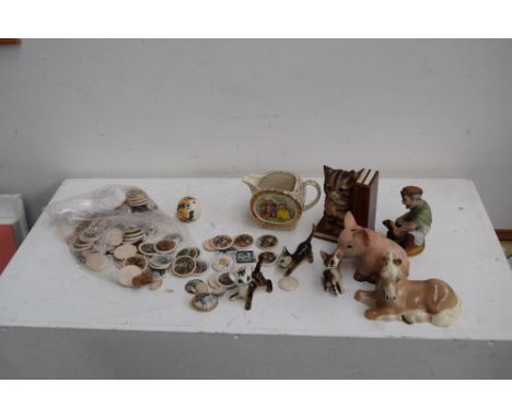 A quantity of decoratif ornaments including : Horse and poneys from Szeiler, six cats, two dogs, a wedgwood "The Robin"  fine