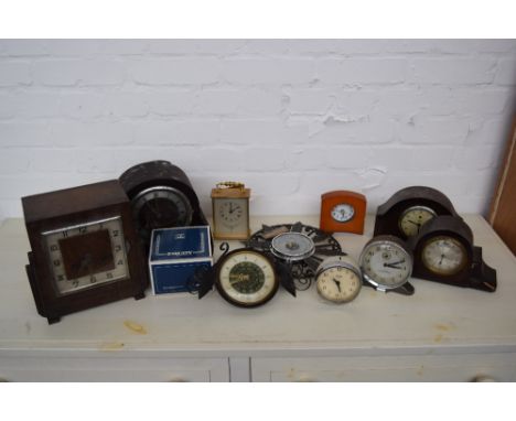 A quantity of vintage clocks including mantle clock, carriage clock and various other