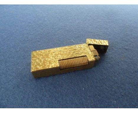 A Dunhill gold plated bark textured lighter 6.5 x 2.5cm