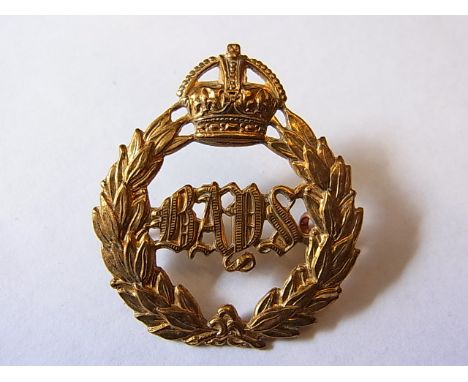 The Queen's Bays (2nd Dragoon Guards) WWI/II Cap badge (Brass, lugs) K&K: 737