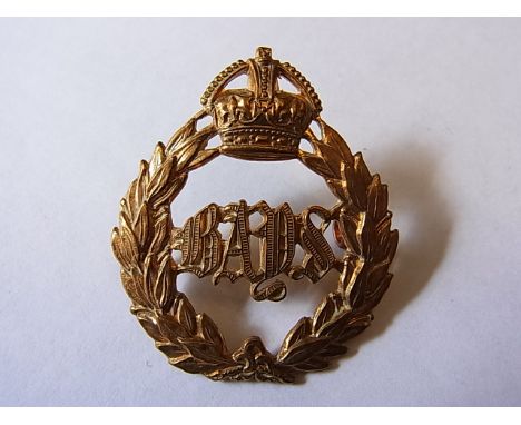 The Queen's Bays (2nd Dragoon Guards) WWI/II Cap badge (Brass, lugs) K&K: 737