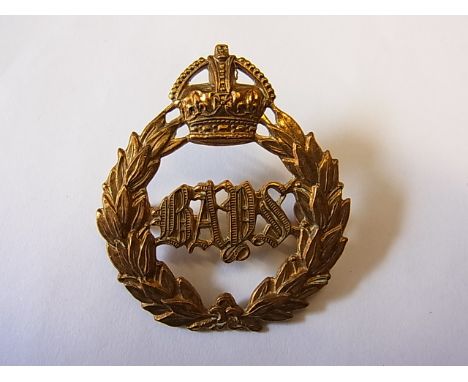 The Queen's Bays (2nd Dragoon Guards) WWI/II Cap badge (Brass, lugs) K&amp;K: 737