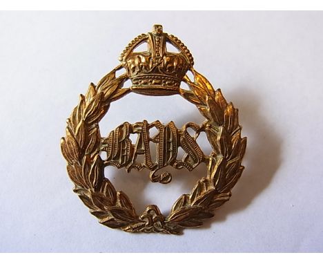 The Queen's Bays (2nd Dragoon Guards) WWI/II Cap badge (Brass, lugs) K&K: 737