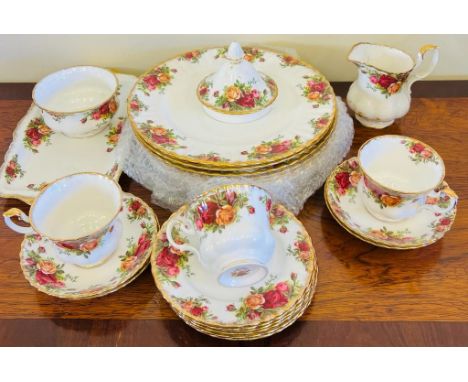 QUANTITY OF ROYAL ALBERT OLD COUNTRY ROSES COMPRISING SIX DINNER PLATES, SUGAR AND CREAM, SANDWICH PLATE, SIX SIDE PLATES, TH