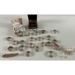 Konvolut 22 Ringe darunter Silber 925, Anhänger, 2 lose Steine und Krawattenklammer