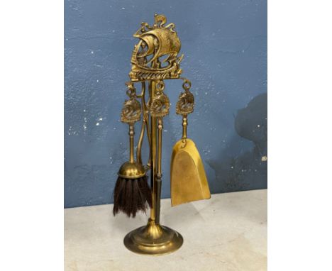 A quantity of brassware an a mantle clock. 
