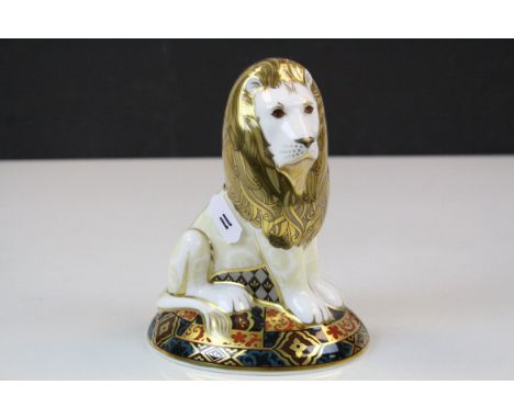 Royal Crown Derby ceramic Paperweight "Heraldic Lion" from a Limited edition of 2000 and standing approx 14cm with Gold stopp