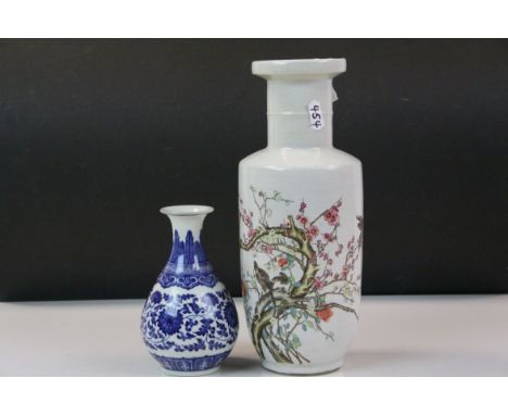 Chinese blue &amp; white ceramic Vase with Greek Key &amp; Floral decoration, seal mark to base &amp; approx 15cm tall, plus 