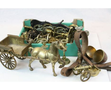 Tray of mixed vintage Brass &amp; other metalware to include Horse Brasses, Candlesticks etc