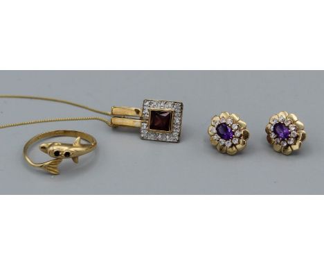 A selection of gold jewellery to include a diamond and garnet 9ct gold pendant on substantial gold mounting (gross weight 3.3