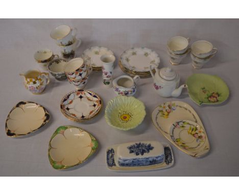 Ceramics including Carltonware dishes, Portmeirion 'Botanical Garden' small vase etc