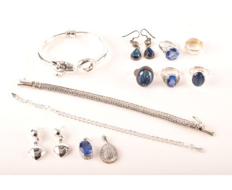 A group of silver jewellery, including a silver leopards head bangle, a silver chevron link bracelet, a cuban link bracelet, 
