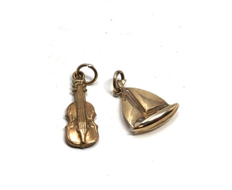 2 x 9ct Gold vintage charms. violin &amp; boat (1.3g) 