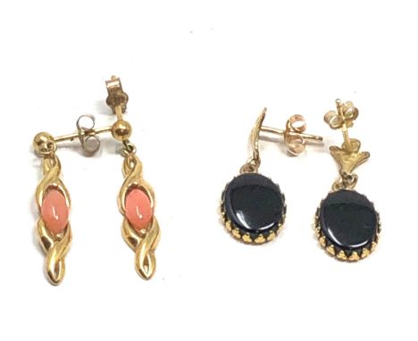 2 x 9ct gold vintage paired drop earrings inc. coral &amp; onyx (2.8g) 